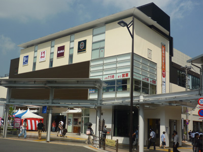 武蔵 小山 駅前