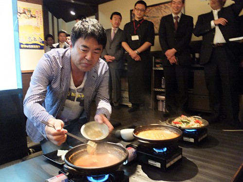 食べ方の実演をする田中社長