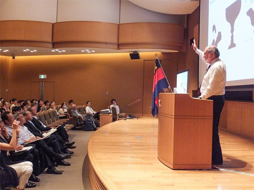 影絵の騙し絵を解説する教授