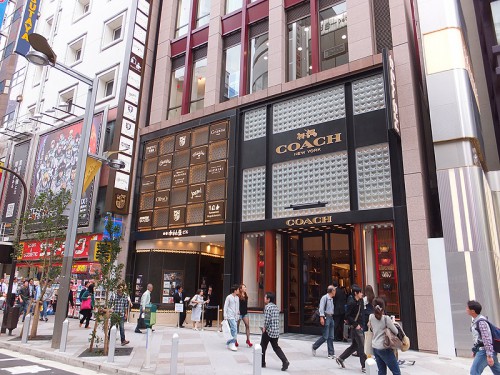 COACHは路面店で出店