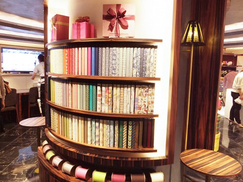 包装紙とリボンのディスプレイ