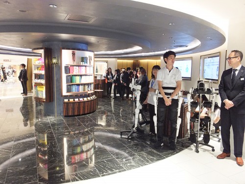 右手にプロモーションコーナー