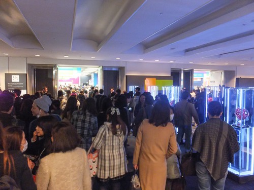 会場に詰めかける参加者