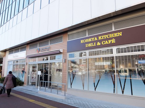 バスロータリー側にもカフェの入口を配置