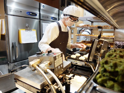 ベルギーワッフルは店内で焼き上げる