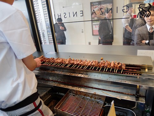 焼鳥は店内で焼き上げる