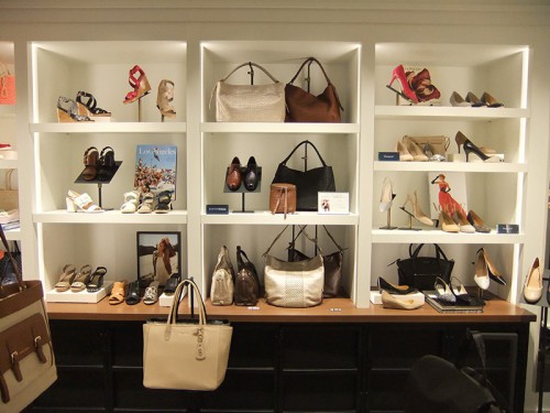 ウィメンズの壁面ディスプレイ