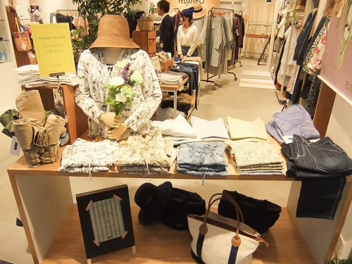 店舗入口のディスプレイ