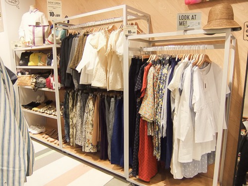 ワンピース、トップス、スカートの陳列