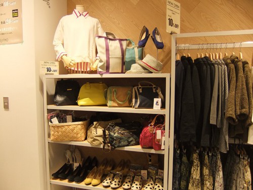 バッグとシューズも陳列