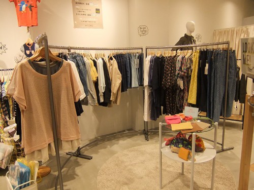 商品はハンバー陳列で展開