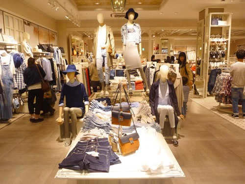Stradivariusの店内
