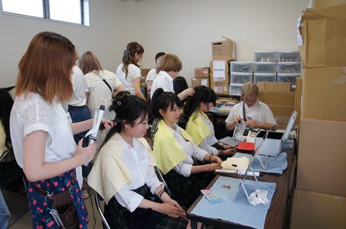 美容専門学校の学生がヘアメイクを担当