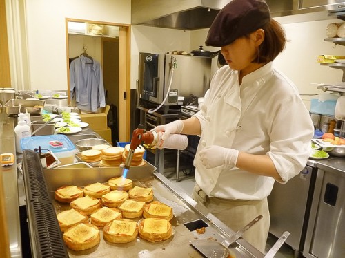 フレンチトーストは1枚5分で焼き上げる