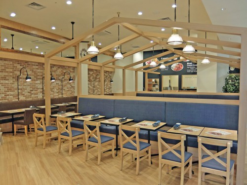店内に小屋組みを再現