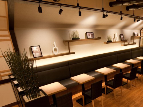 壁面に和のオブジェを設置