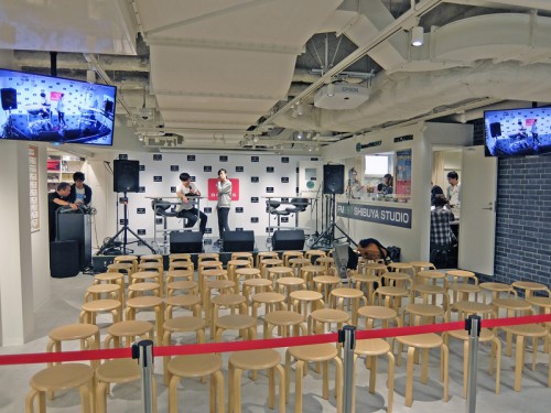 ステージとFMラジオのスタジオを設置