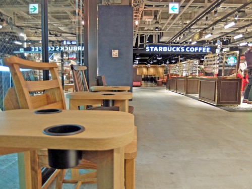 カップホルダー付きの椅子も配置