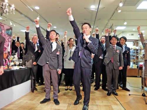 決起大会の様子（中央が亀岡店長）