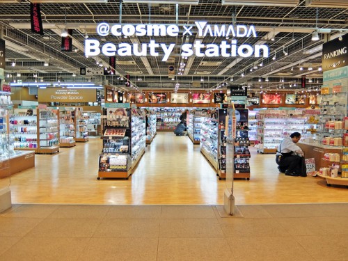 1階には、＠cosme×YAMADA Beauty stationを配置