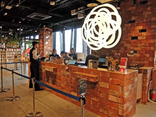 レジ前の店舗ロゴ