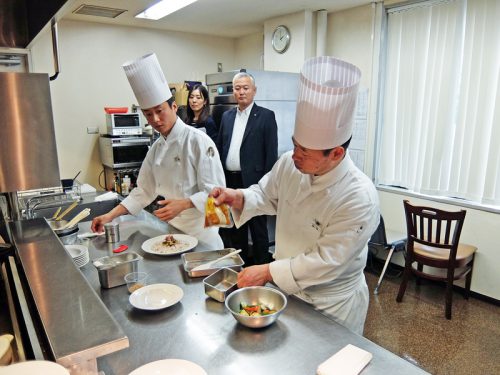 調理は助手を交えて実施