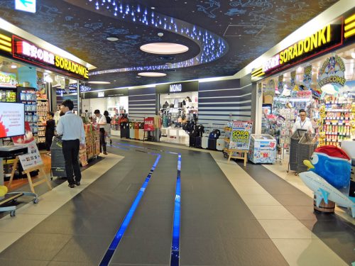 菓子ゾーンとコンビニエンスゾーンを展開