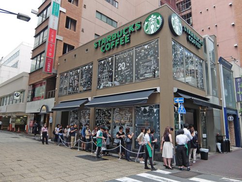 銀座松屋通り店のウィンドーラッピング