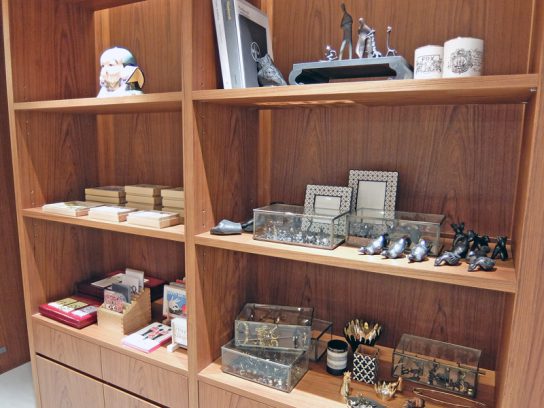 レジまわりにはお土産に適した小物も展開