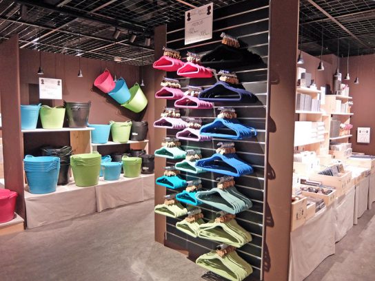 カラフルなハンガーも展開