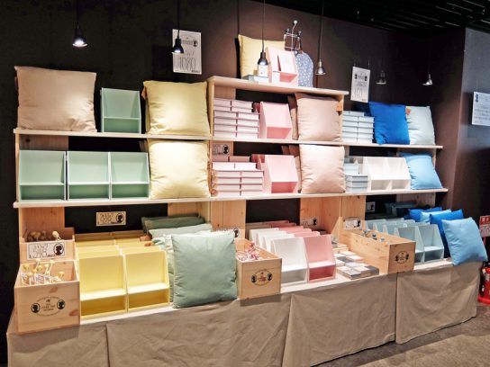 雑貨とクッションも同じカラーで用意