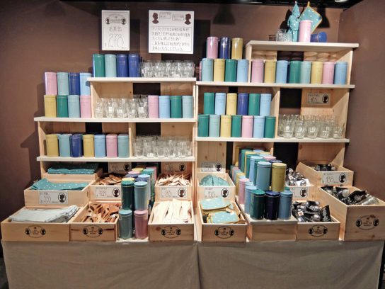 カラフルなお茶缶