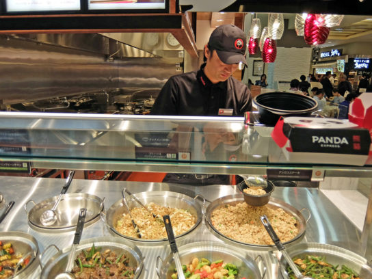 スチームカウンターで温かいメニューを提供