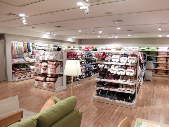 壁面にクッション売場を展開