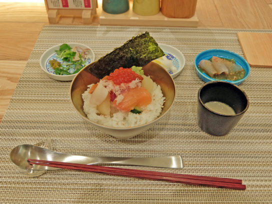 主力メニューの海鮮丼