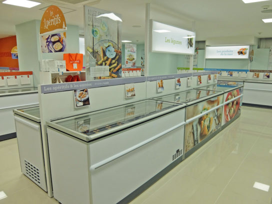 平型冷蔵ケースで商品を販売