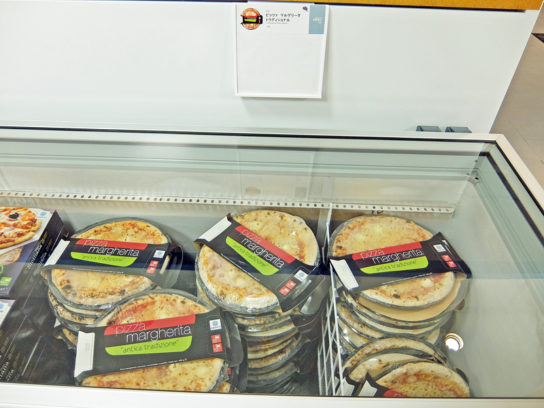 ナポリピザは880円で販売