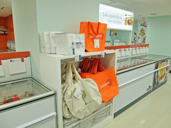 オリジナルの保冷バッグも販売