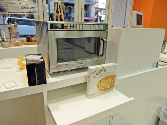 レジ脇には電子レンジを設置