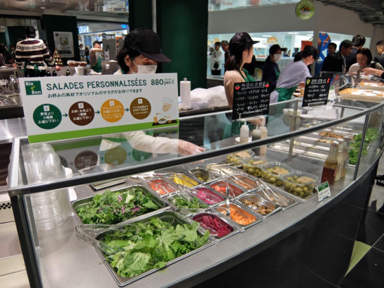 対面形式のサラダバー