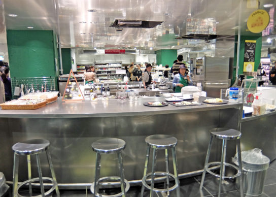 バーカウンターではワインとチーズの試食も実施