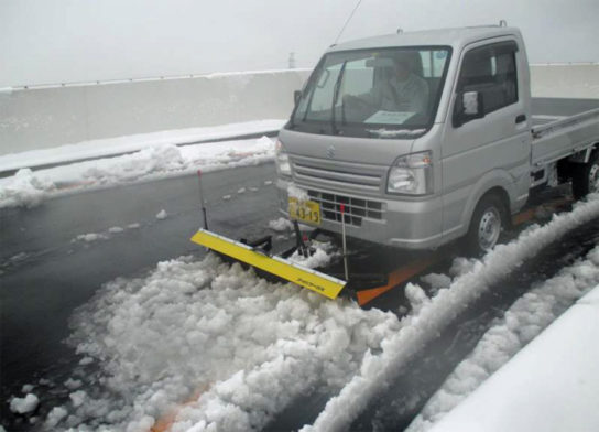 6F上りランプ付近での特殊車両を使った除雪