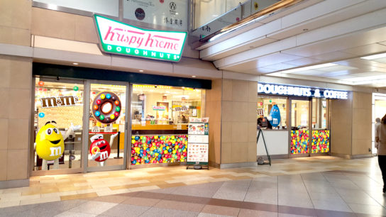 「M＆M’S」とコラボ、あべのキューズモール店