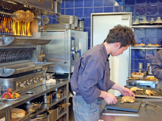 オープンキッチン内にロティサリーマシーンを配置