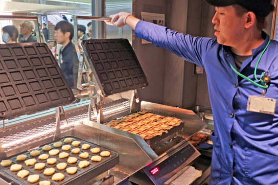 店内でクッキーを焼き上げる