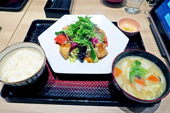 鶏むね肉とたっぷり野菜の香辛だれ定食