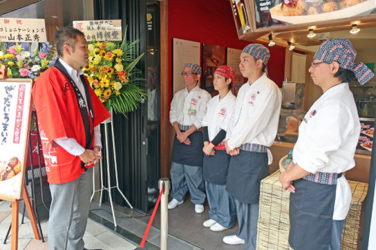 朝礼する荻野副社長（左）