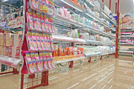 床から什器を浮かせて商品を陳列