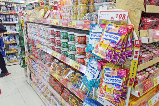 店舗前方のカップラーメンコーナー