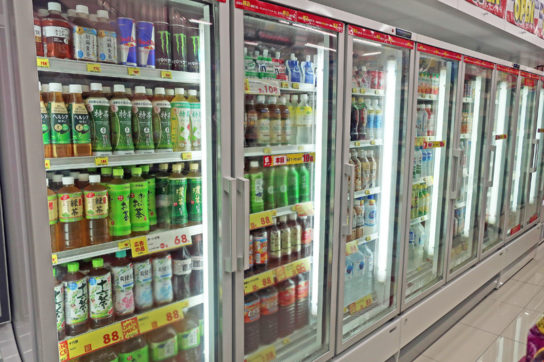 ペットボトル飲料もリーチインクーラーで販売